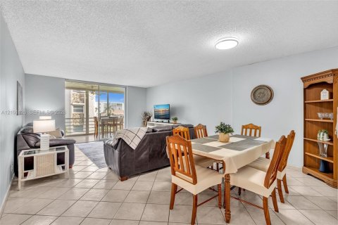 Condo in Dania Beach, Florida, 2 bedrooms  № 2401341 - photo 14