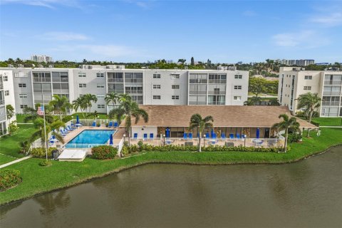 Condo in Dania Beach, Florida, 2 bedrooms  № 2401341 - photo 22