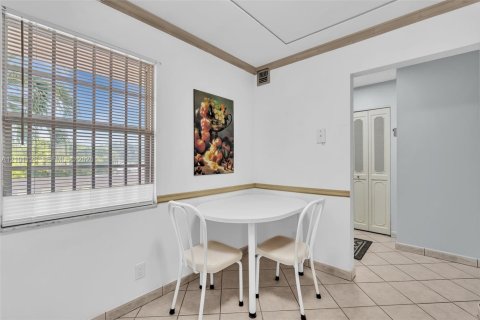 Condo in Dania Beach, Florida, 2 bedrooms  № 2401341 - photo 4