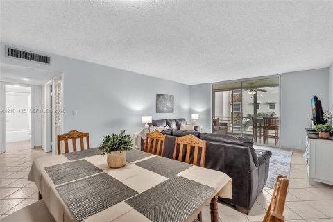 Condo in Dania Beach, Florida, 2 bedrooms  № 2401341 - photo 13