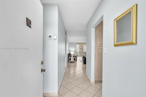 Condo in Dania Beach, Florida, 2 bedrooms  № 2401341 - photo 26