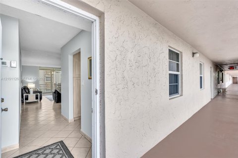 Condo in Dania Beach, Florida, 2 bedrooms  № 2401341 - photo 25