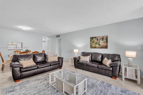 Condo in Dania Beach, Florida, 2 bedrooms  № 2401341 - photo 10
