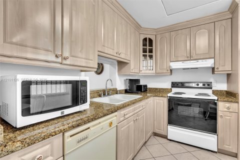 Condo in Dania Beach, Florida, 2 bedrooms  № 2401341 - photo 30
