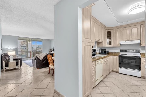Condo in Dania Beach, Florida, 2 bedrooms  № 2401341 - photo 27