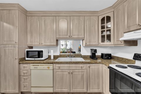 Condo in Dania Beach, Florida, 2 bedrooms  № 2401341 - photo 2