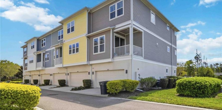 Townhouse in Tampa, Florida 3 bedrooms, 209.96 sq.m. № 2223779