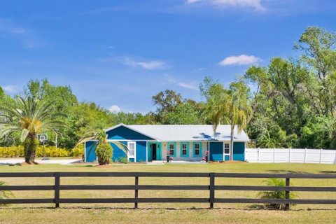 House in Port Orange, Florida 5 bedrooms, 200.3 sq.m. № 1590012 - photo 1