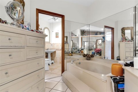 Casa en venta en Miami, Florida, 4 dormitorios, 191.38 m2 № 2057898 - foto 14