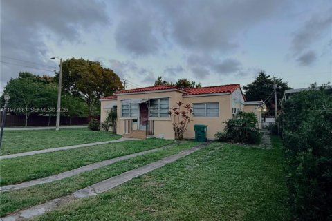 House in Miami, Florida 2 bedrooms, 143.44 sq.m. № 2042545 - photo 3