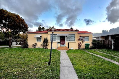 House in Miami, Florida 2 bedrooms, 143.44 sq.m. № 2042545 - photo 2