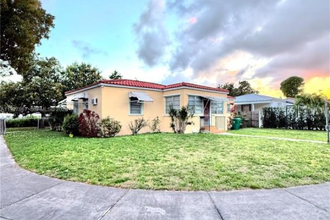 House in Miami, Florida 2 bedrooms, 143.44 sq.m. № 2042545