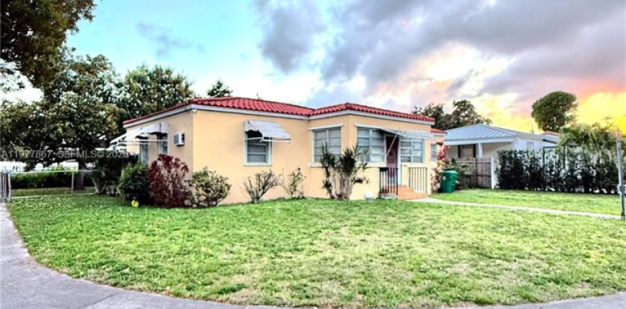 House in Miami, Florida 2 bedrooms, 143.44 sq.m. № 2042545