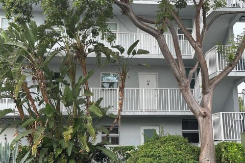 Condo in Oakland Park, Florida, 2 bedrooms  № 1706191 - photo 2