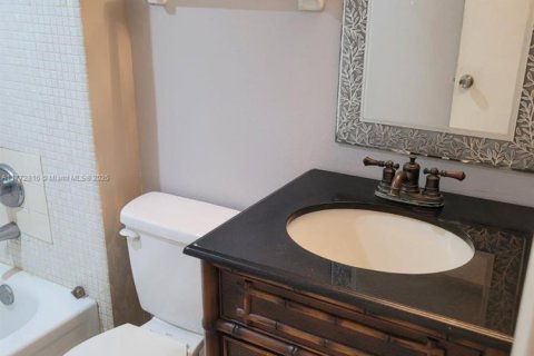 Condo in Oakland Park, Florida, 2 bedrooms  № 1706191 - photo 10