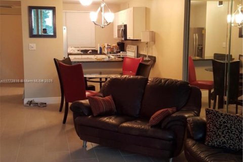 Condo in Oakland Park, Florida, 2 bedrooms  № 1706191 - photo 5