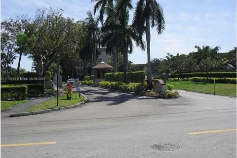 Condo in Oakland Park, Florida, 2 bedrooms  № 1706191 - photo 1
