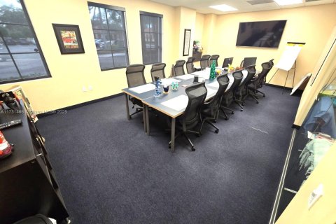 Commercial property in Coral Springs, Florida № 1710561 - photo 4