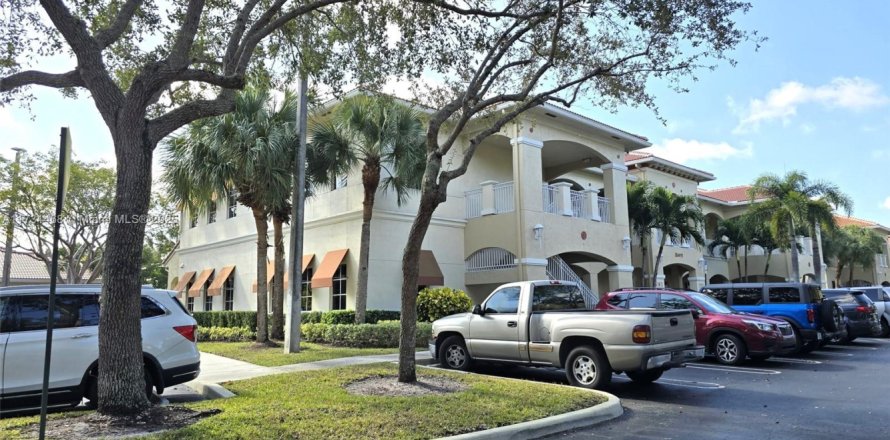 Commercial property in Coral Springs, Florida № 1710561