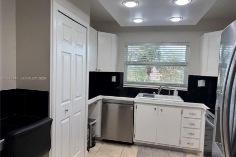 Copropriété à vendre à Sunrise, Floride: 2 chambres, 95.22 m2 № 2041848 - photo 3