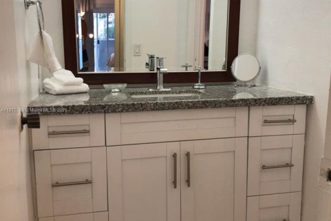 Condo in Coral Gables, Florida, 1 bedroom  № 1895418 - photo 30
