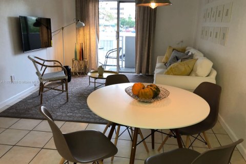 Condominio en alquiler en Coral Gables, Florida, 1 dormitorio № 1895418 - foto 23