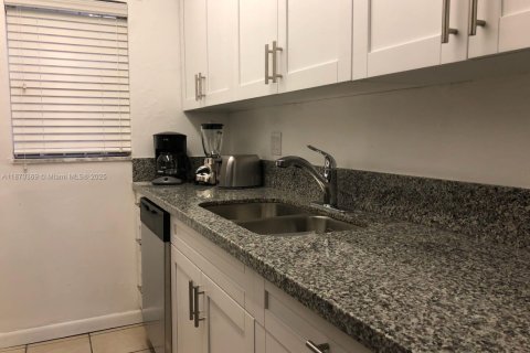 Condo in Coral Gables, Florida, 1 bedroom  № 1895418 - photo 21