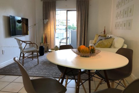 Condominio en alquiler en Coral Gables, Florida, 1 dormitorio № 1895418 - foto 24