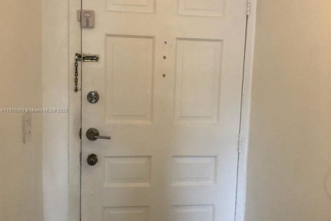 Condo in Coral Gables, Florida, 1 bedroom  № 1895418 - photo 29