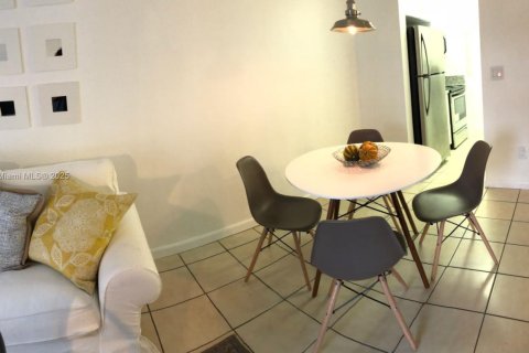 Condo in Coral Gables, Florida, 1 bedroom  № 1895418 - photo 22