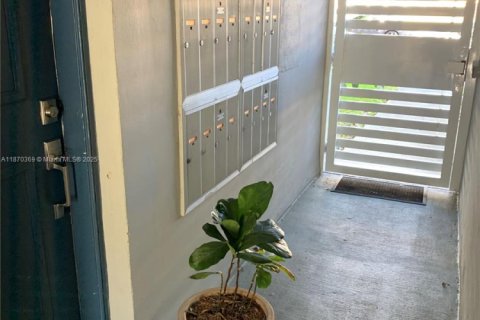 Condo in Coral Gables, Florida, 1 bedroom  № 1895418 - photo 19