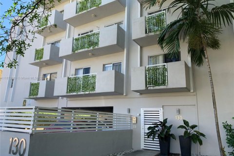 Condo in Coral Gables, Florida, 1 bedroom  № 1895418 - photo 1