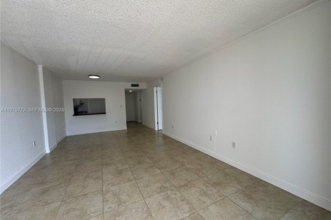 Condo in Miami, Florida, 1 bedroom  № 2040690 - photo 12