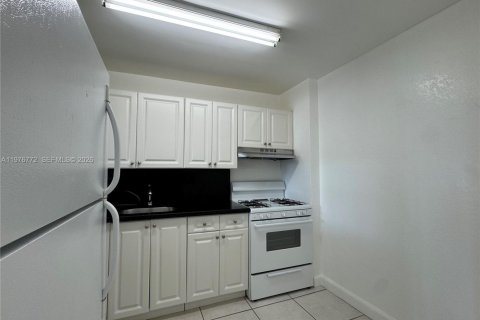Condo in Miami, Florida, 1 bedroom  № 2040690 - photo 14