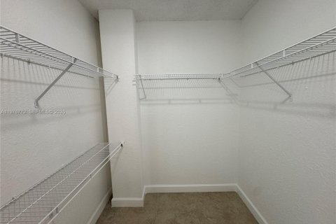 Condo in Miami, Florida, 1 bedroom  № 2040690 - photo 16