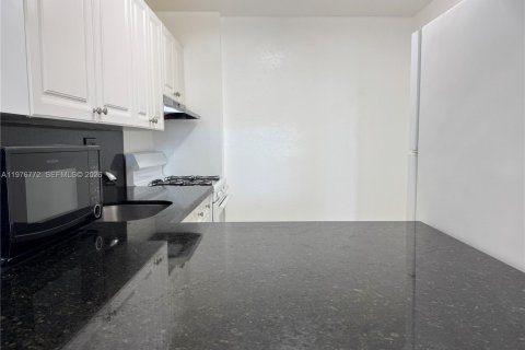 Condo in Miami, Florida, 1 bedroom  № 2040690 - photo 6