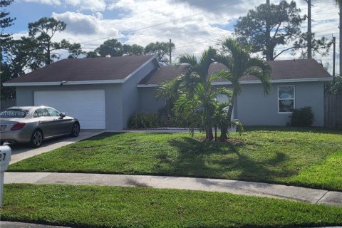 Villa ou maison à louer à Royal Palm Beach, Floride: 3 chambres, 116.41 m2 № 1933730 - photo 2