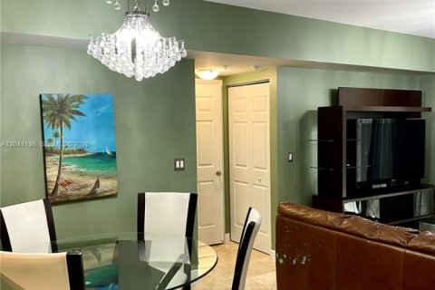 Condo in Hallandale Beach, Florida, 1 bedroom  № 2145939