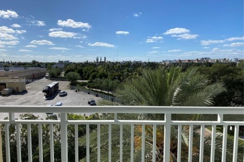 Condo in Hallandale Beach, Florida, 1 bedroom  № 2145939 - photo 9
