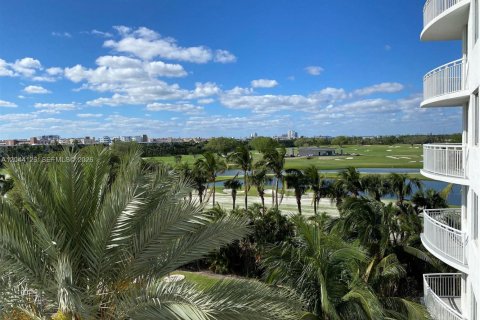 Condo in Hallandale Beach, Florida, 1 bedroom  № 2145939 - photo 15