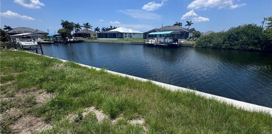Land in Cape Coral, Florida № 1810111