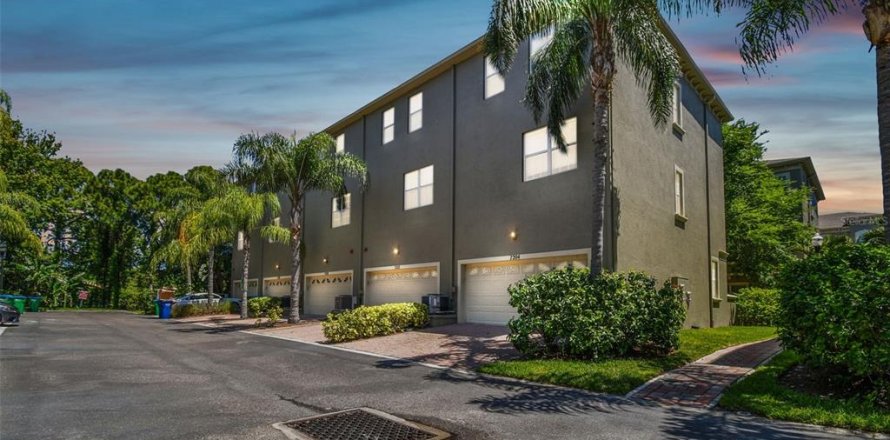 Adosado en Seminole, Florida 3 dormitorios, 175.12 m2 № 1574498