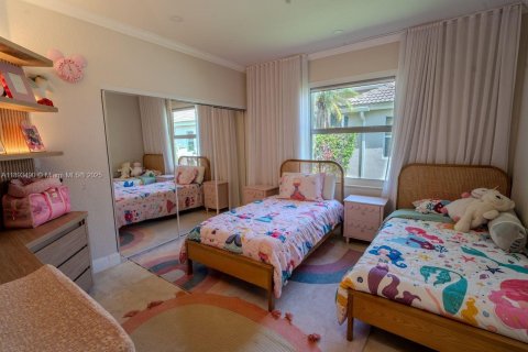 House in Weston, Florida 4 bedrooms, 400.97 sq.m. № 1945152 - photo 23