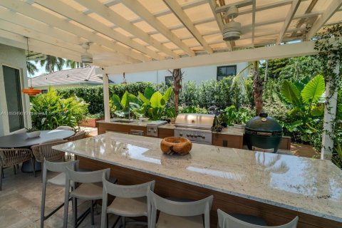 House in Weston, Florida 4 bedrooms, 400.97 sq.m. № 1945152 - photo 15