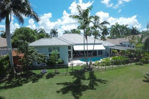 House in Weston, Florida 4 bedrooms, 400.97 sq.m. № 1945152 - photo 1