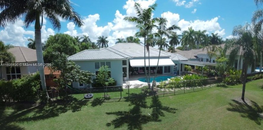 House in Weston, Florida 4 bedrooms, 400.97 sq.m. № 1945152
