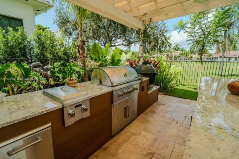 House in Weston, Florida 4 bedrooms, 400.97 sq.m. № 1945152 - photo 13