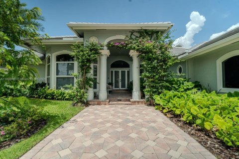 House in Weston, Florida 4 bedrooms, 400.97 sq.m. № 1945152 - photo 6
