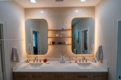 House in Weston, Florida 4 bedrooms, 400.97 sq.m. № 1945152 - photo 20