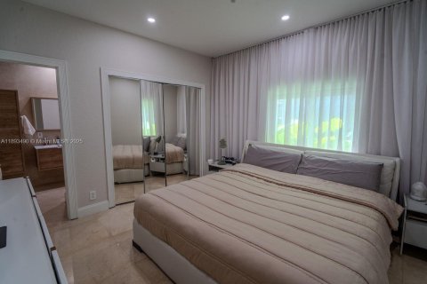 House in Weston, Florida 4 bedrooms, 400.97 sq.m. № 1945152 - photo 18